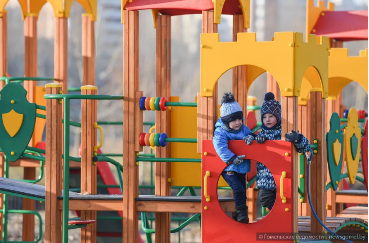 Веселые дети на качелях