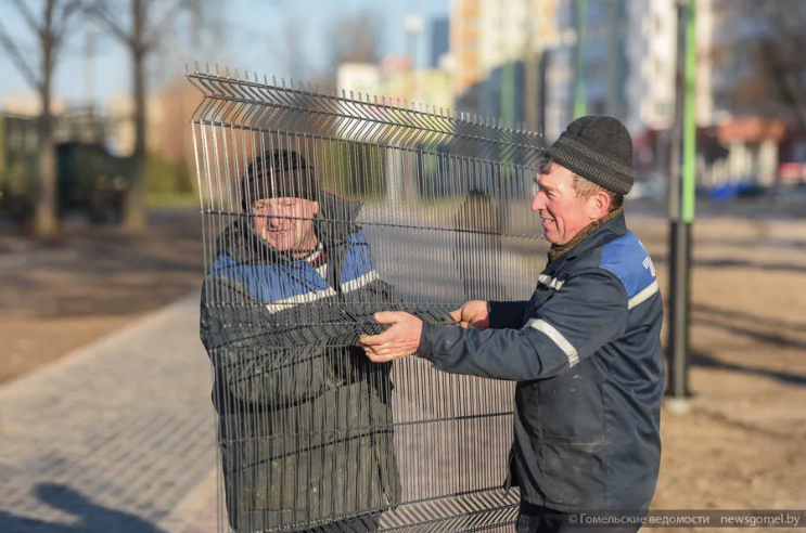 Дети играют на площадке